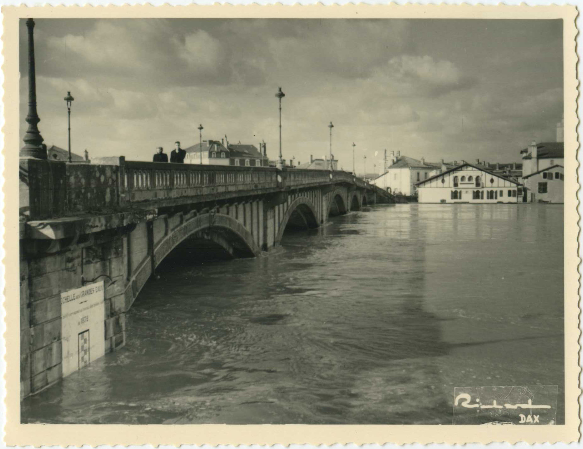 Dax - Photo - Crue de 1952 - Le pont sur l'Adour et l'échelle des grandes eaux