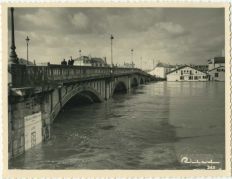 Photo ancienne - Dax - Photo - Crue de 1952 - Le pont sur l'Adour et l'échelle des grandes eaux