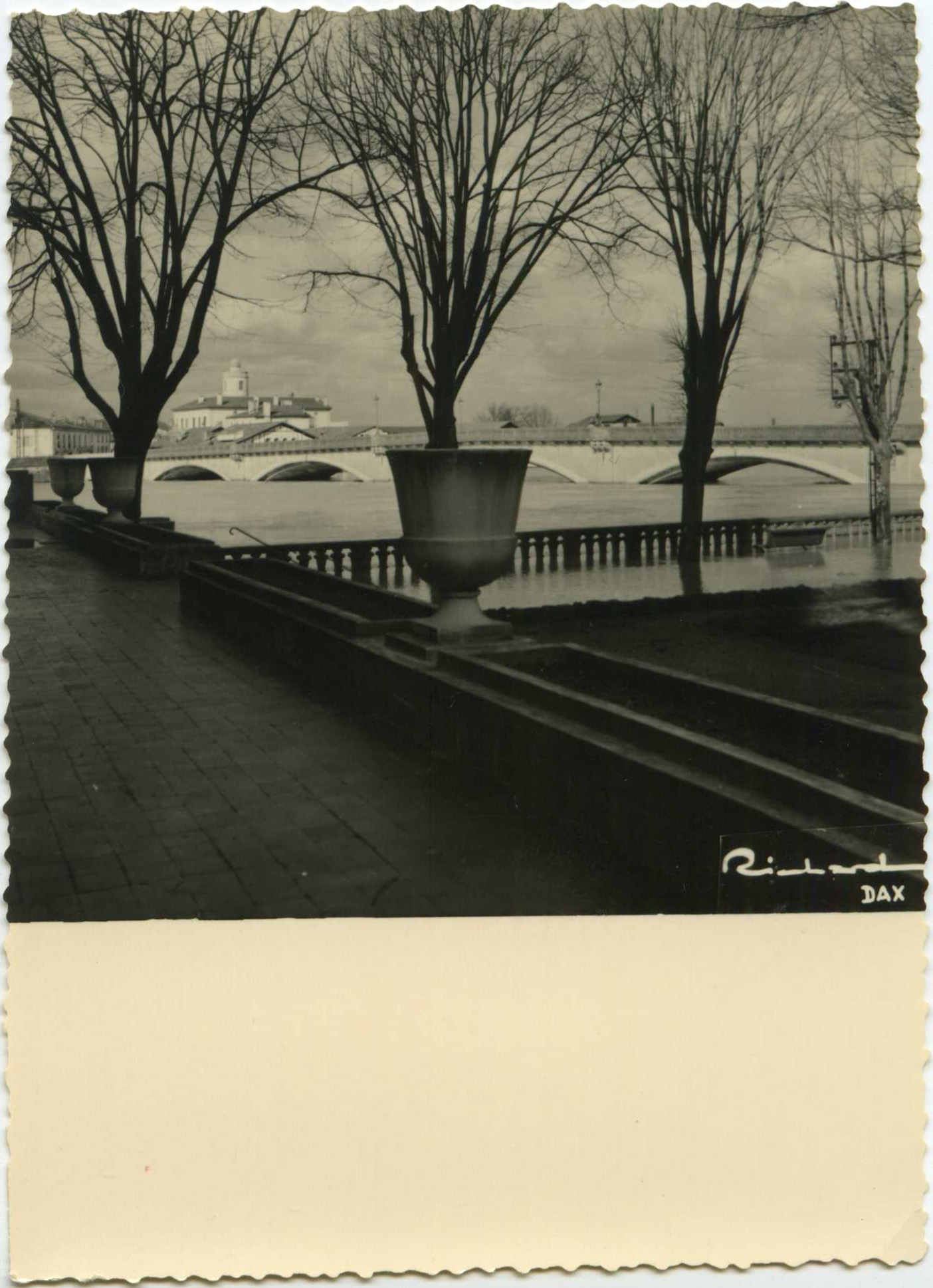 Dax - Photo - Crue de 1952 - Le pont sur l'Adour vu de la terrasse du Splendid Hôtel