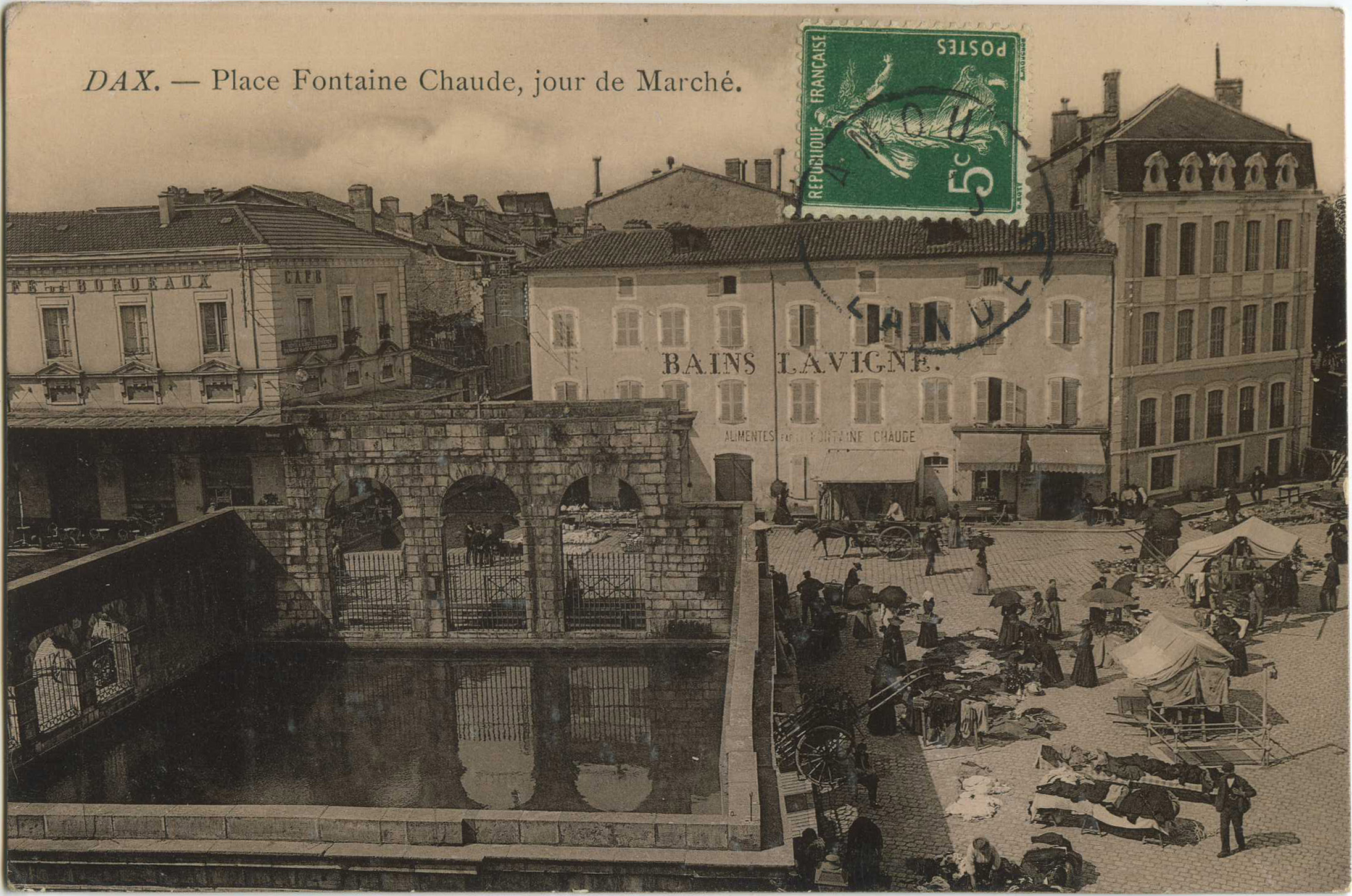 Dax - Place Fontaine chaude, jour de Marché.