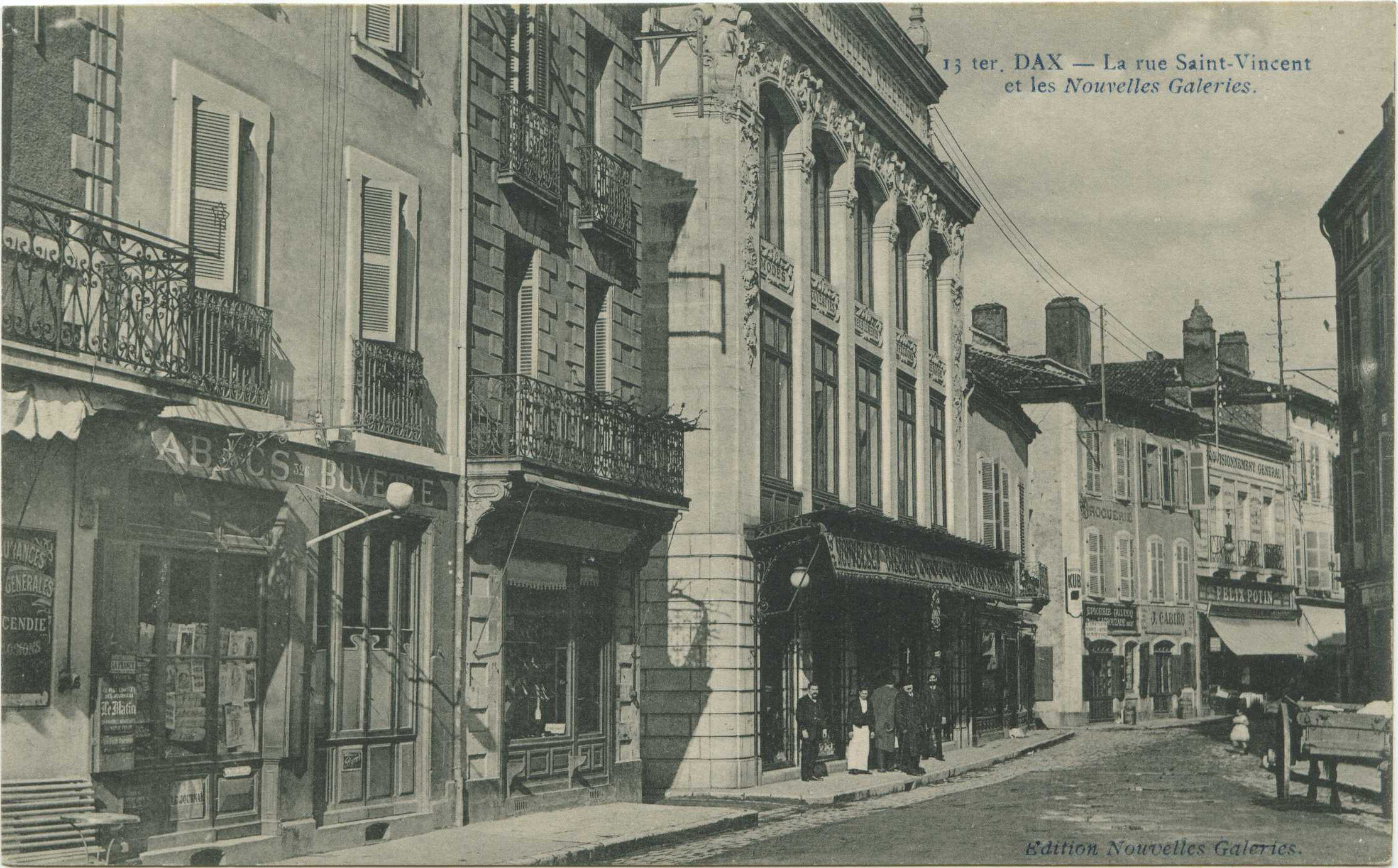 Dax - La rue Saint-Vincent et les Nouvelles Galeries.