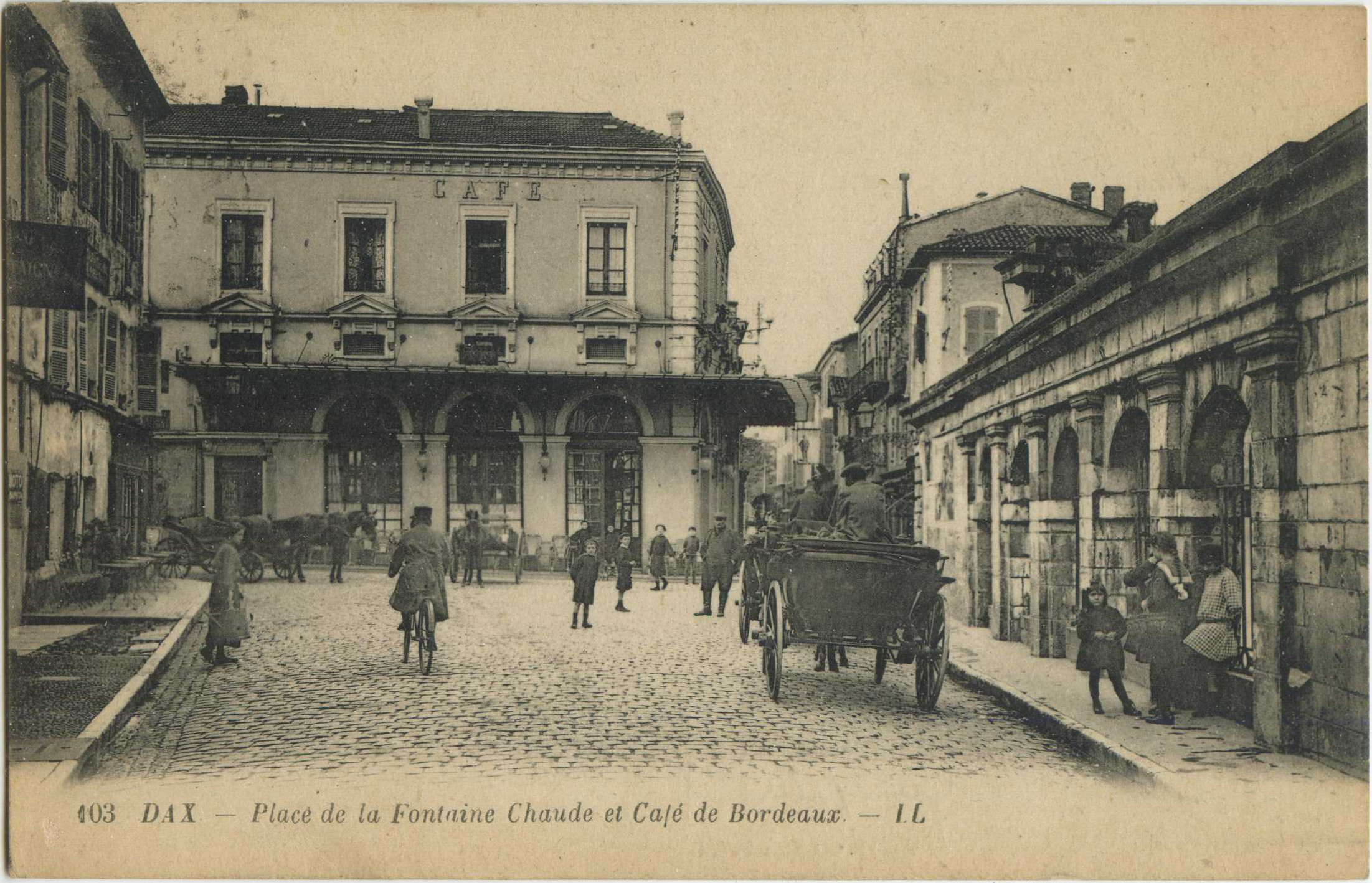 Dax - Place de la Fontaine Chaude et Café de Bordeaux.