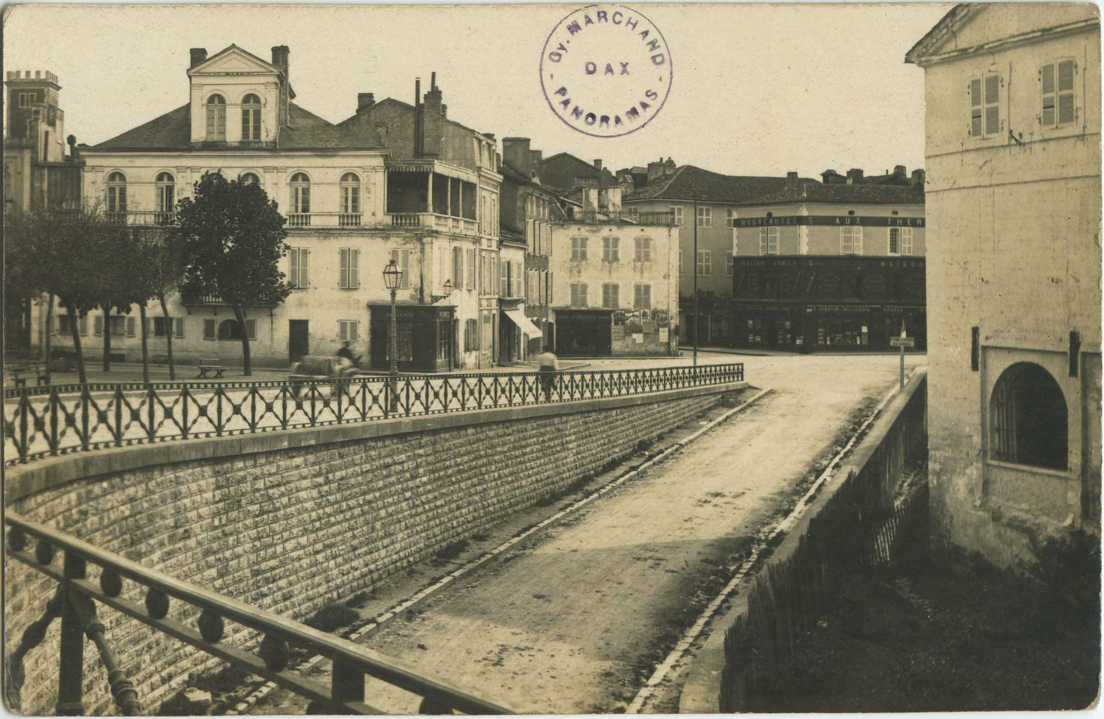 Dax - Carte photo - La place Thiers et une porte du château-fort