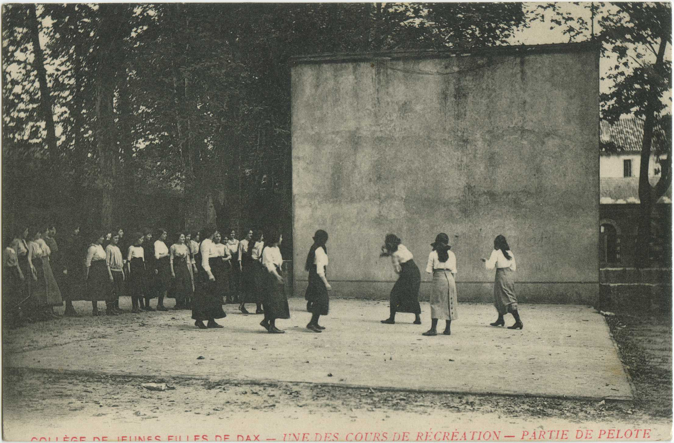 Dax - COLLÈGE DE JEUNES FILLES DE DAX - UNE DES COURS DE RÉCRÉATION - PARTIE DE PELOTE