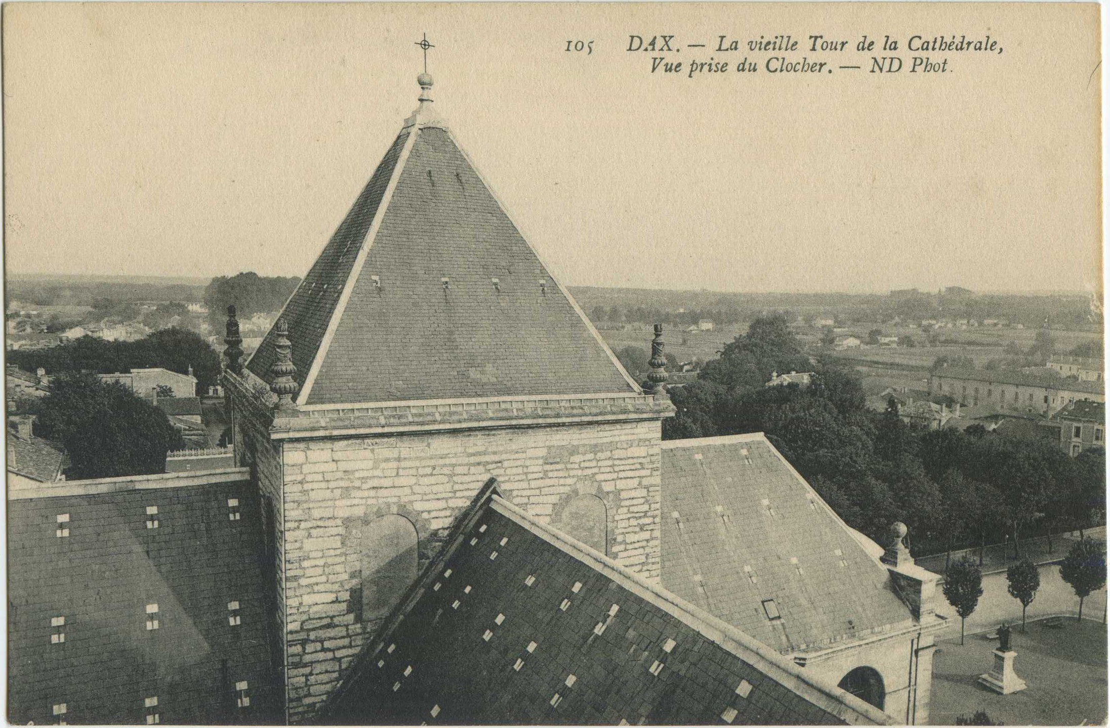 Dax - La vieille Tour de la Cathédrale, Vue prise du Clocher.