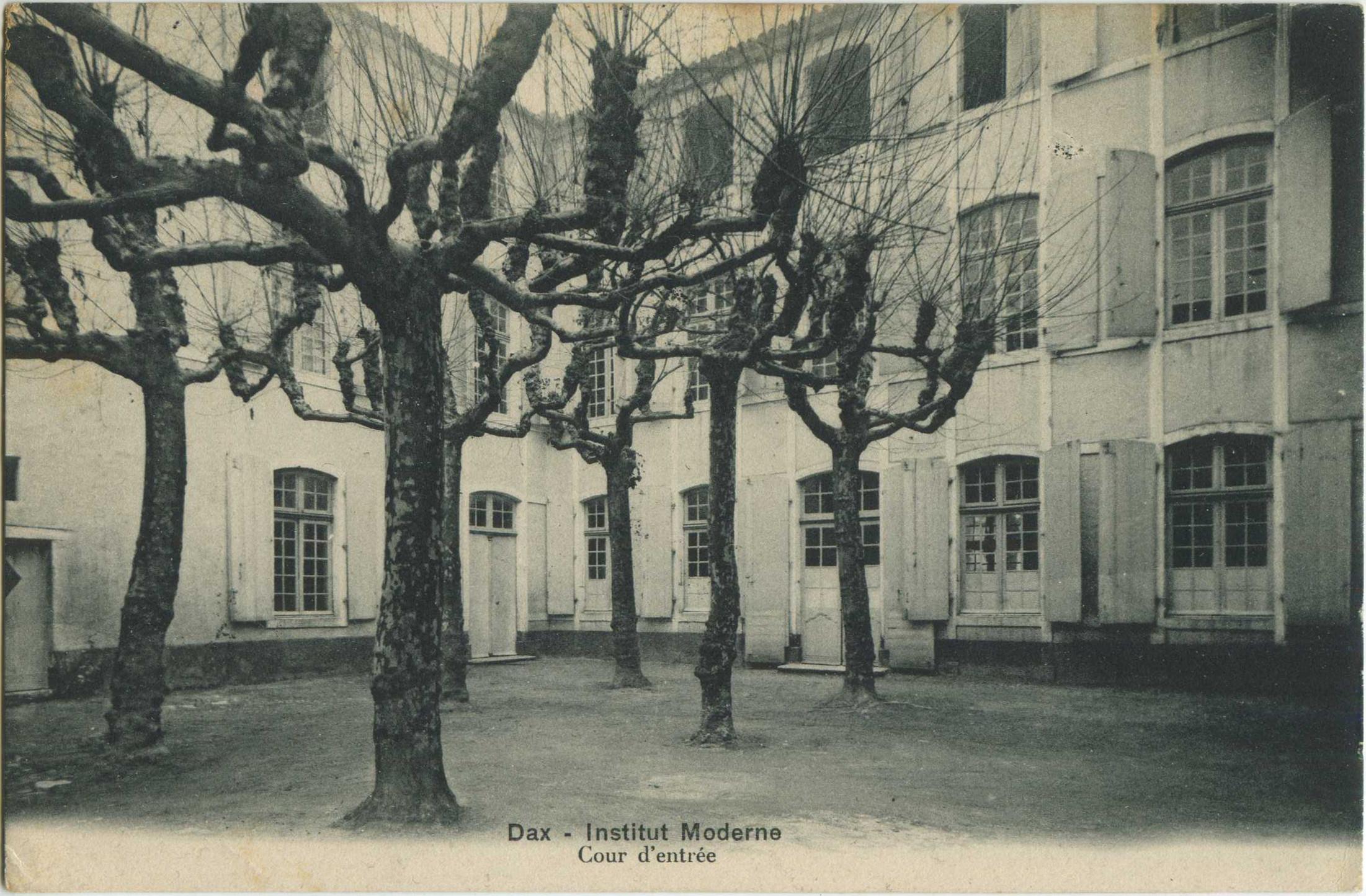 Dax - Institut Moderne - Cour d'entrée
