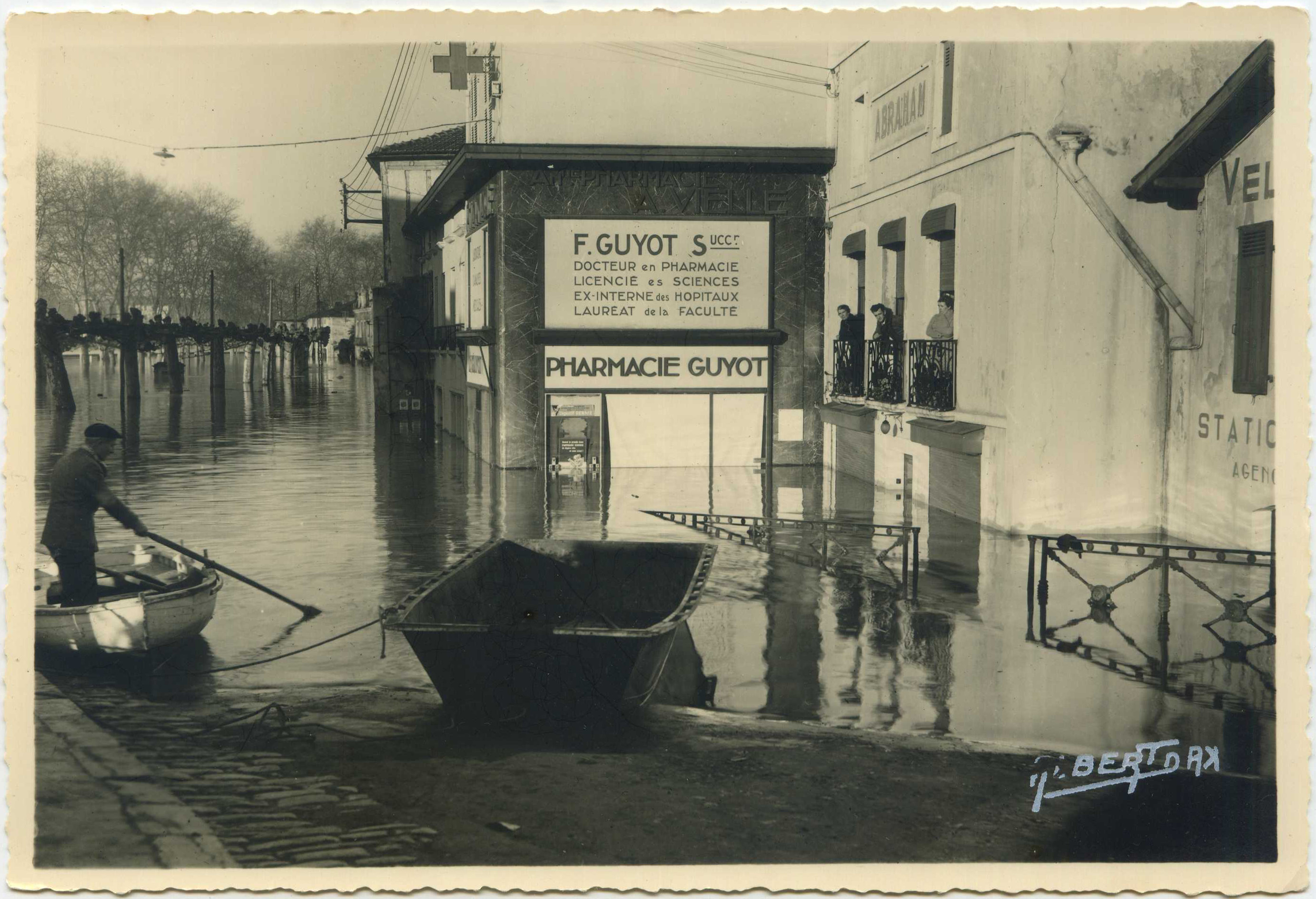 Dax - Photo - Crue de 1952 - La place du Sablar