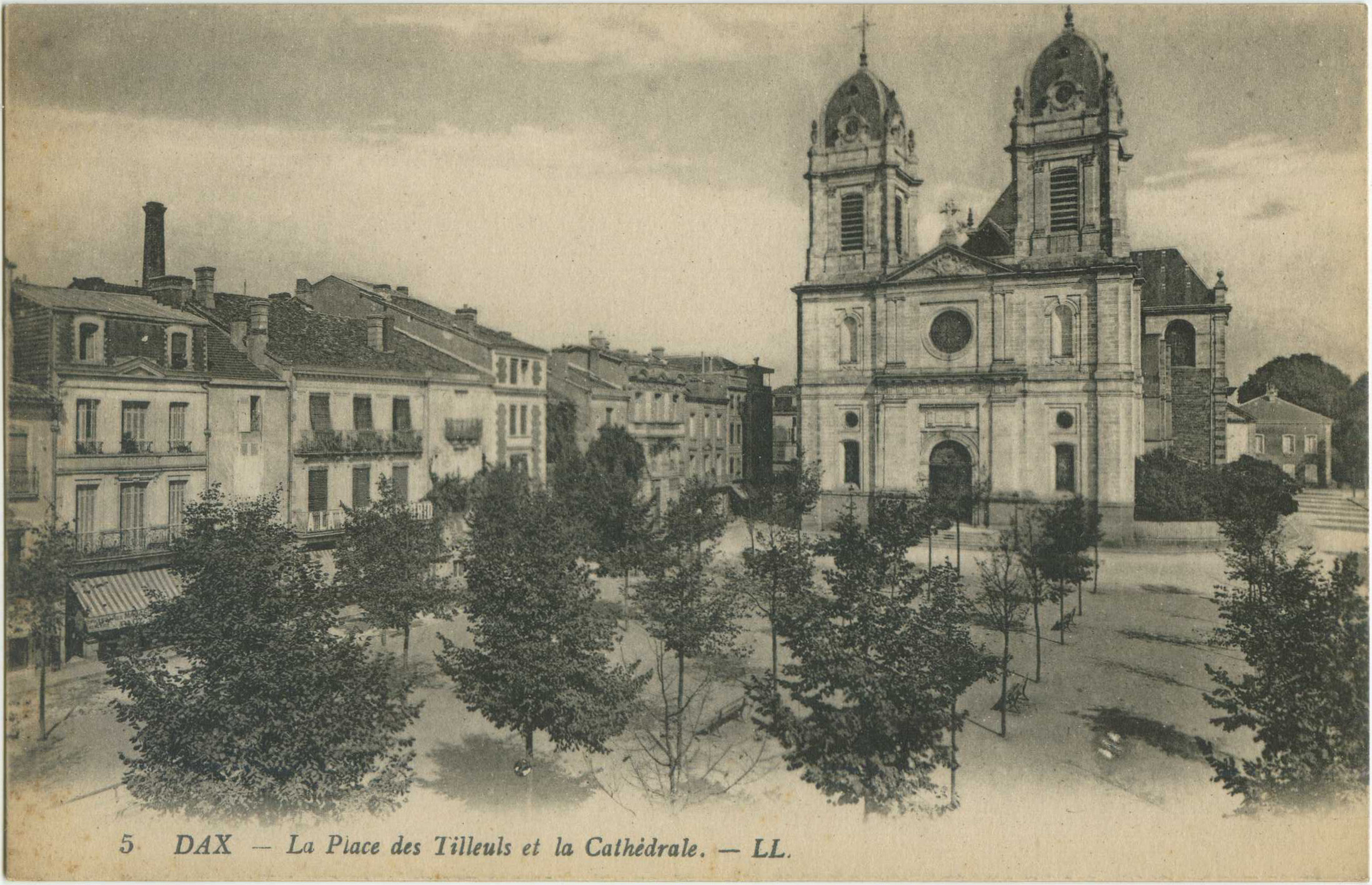 Dax - La Place des Tilleuls et la Cathédrale.