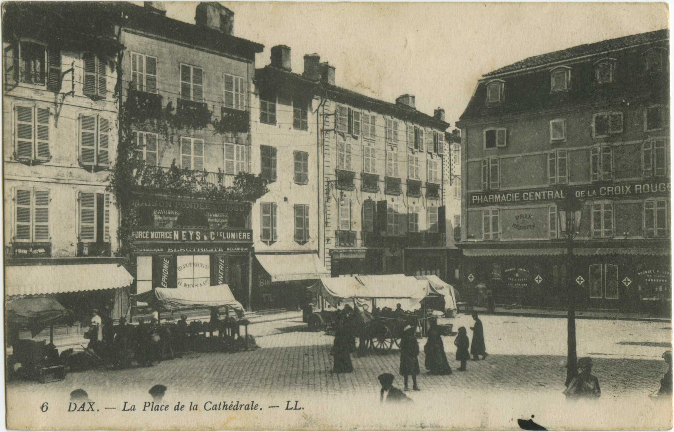 Dax - La Place de la Cathédrale.