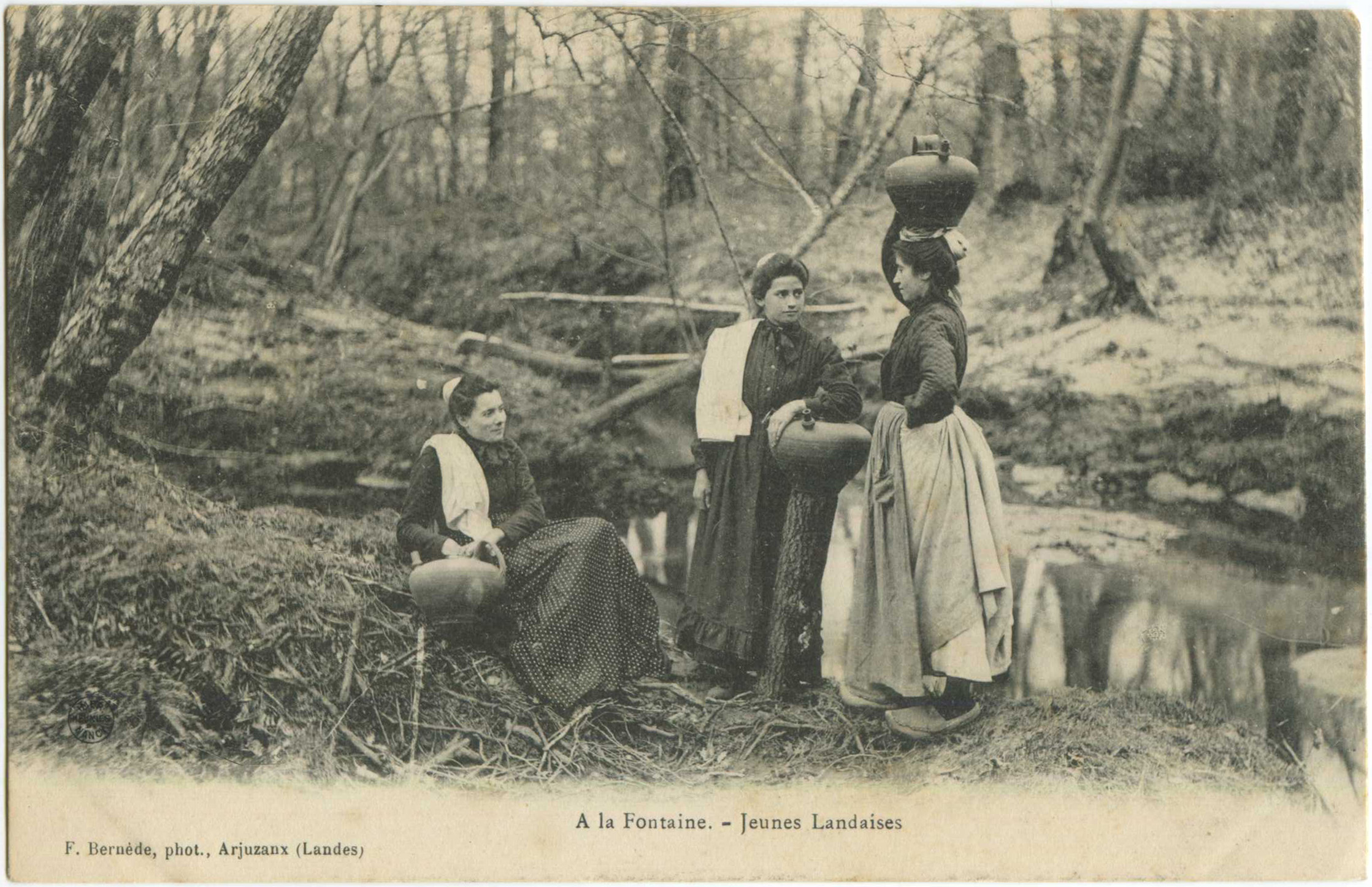 Landes - A la Fontaine - Jeunes Landaises