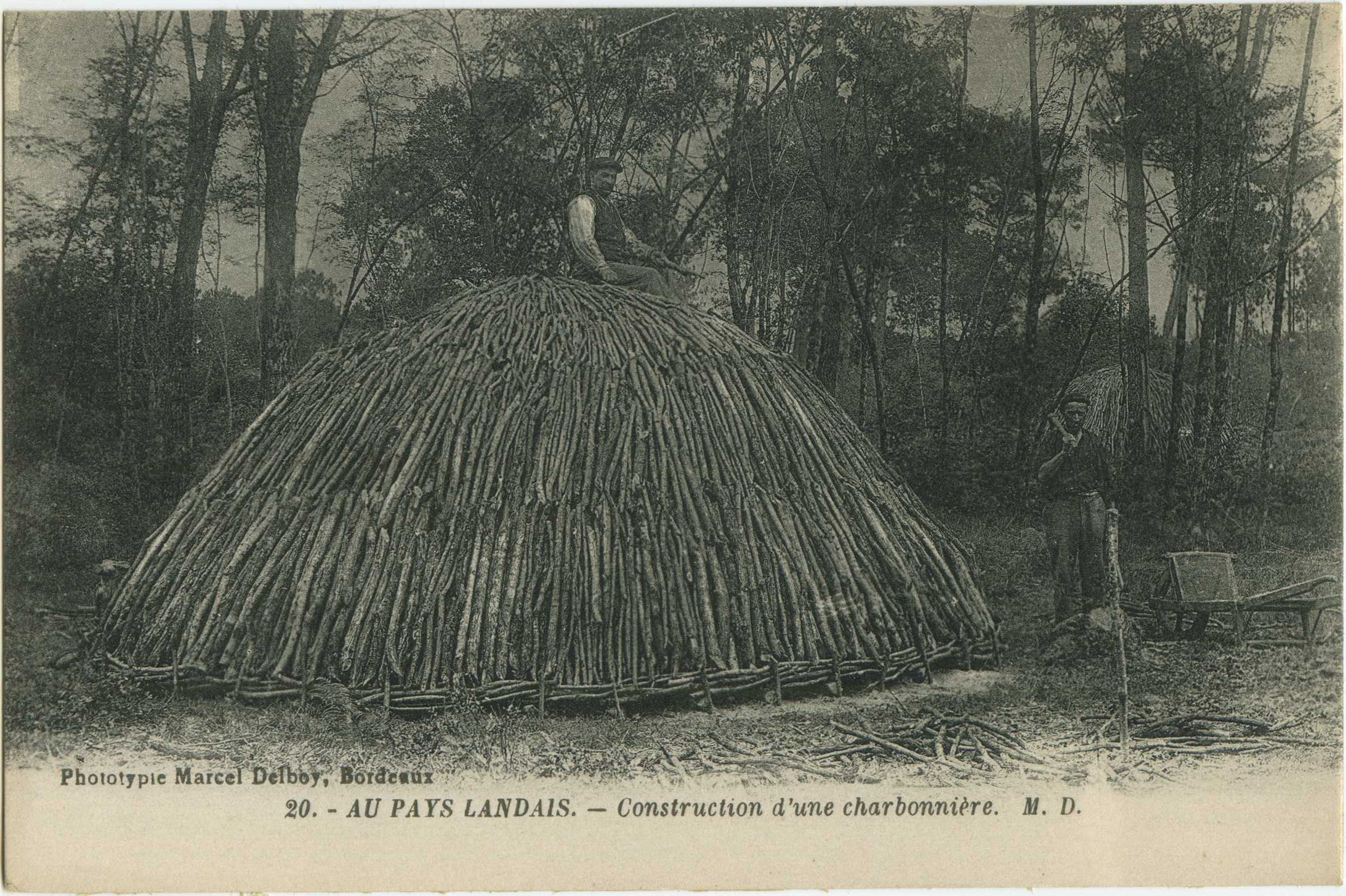 Landes - AU PAYS LANDAIS - Construction d'une charbonnière