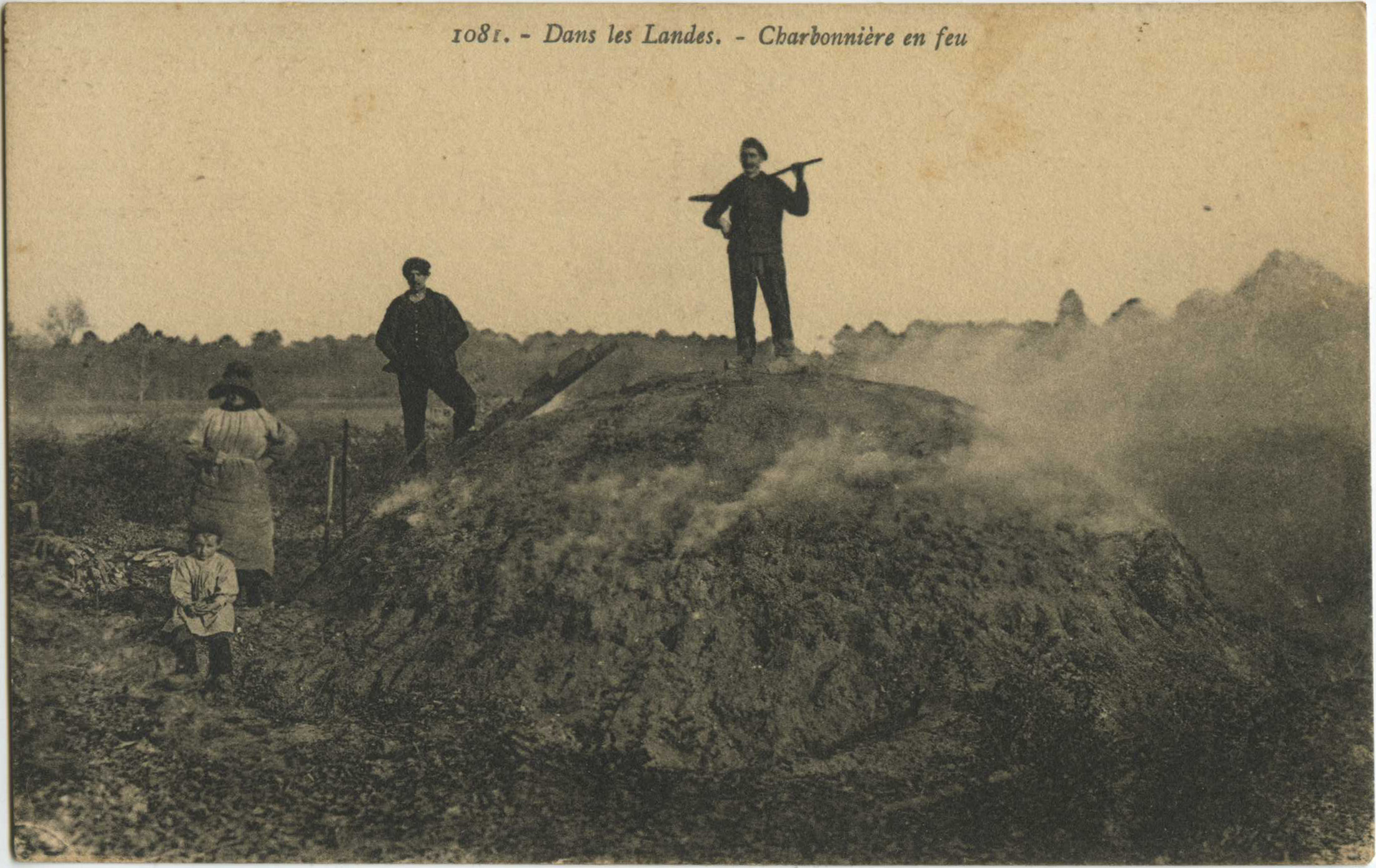 Landes - Dans les Landes. - Charbonnière en feu
