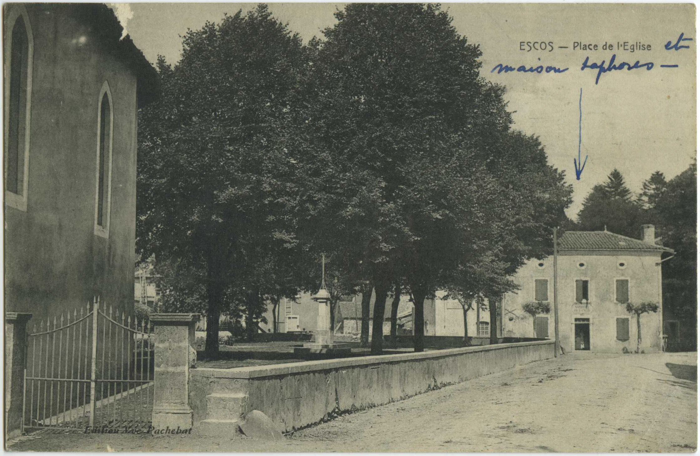 Escos - Place de l'Eglise