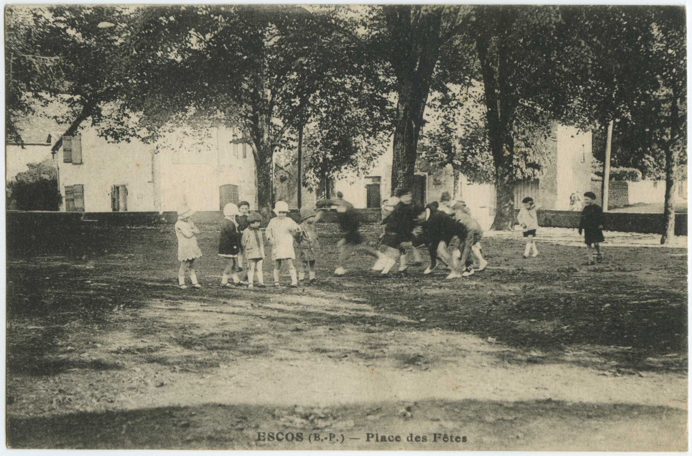 Escos - Place des Fêtes