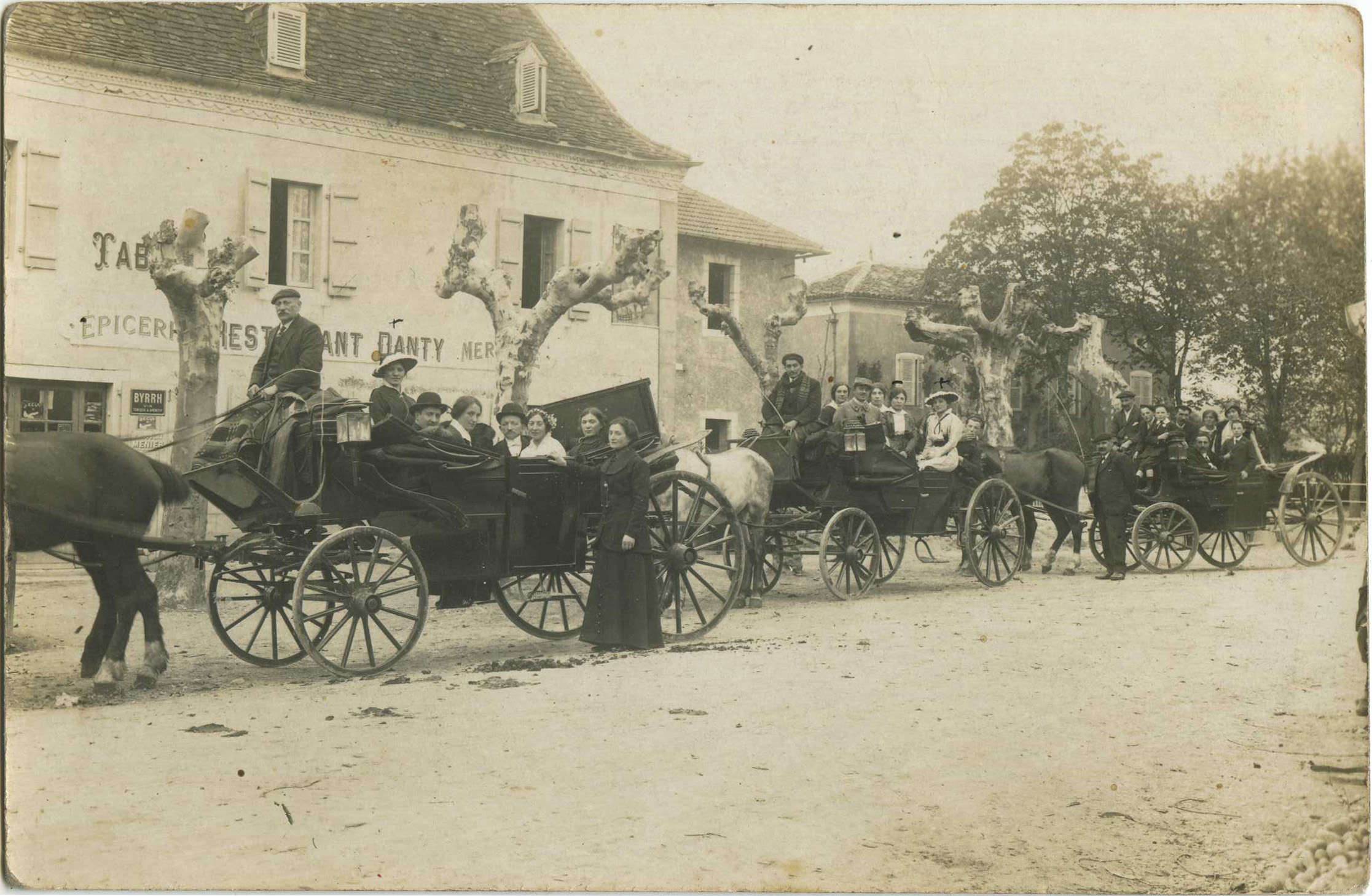 Escos - Carte photo - Un convoi nuptial devant le restaurant Danty (1915)