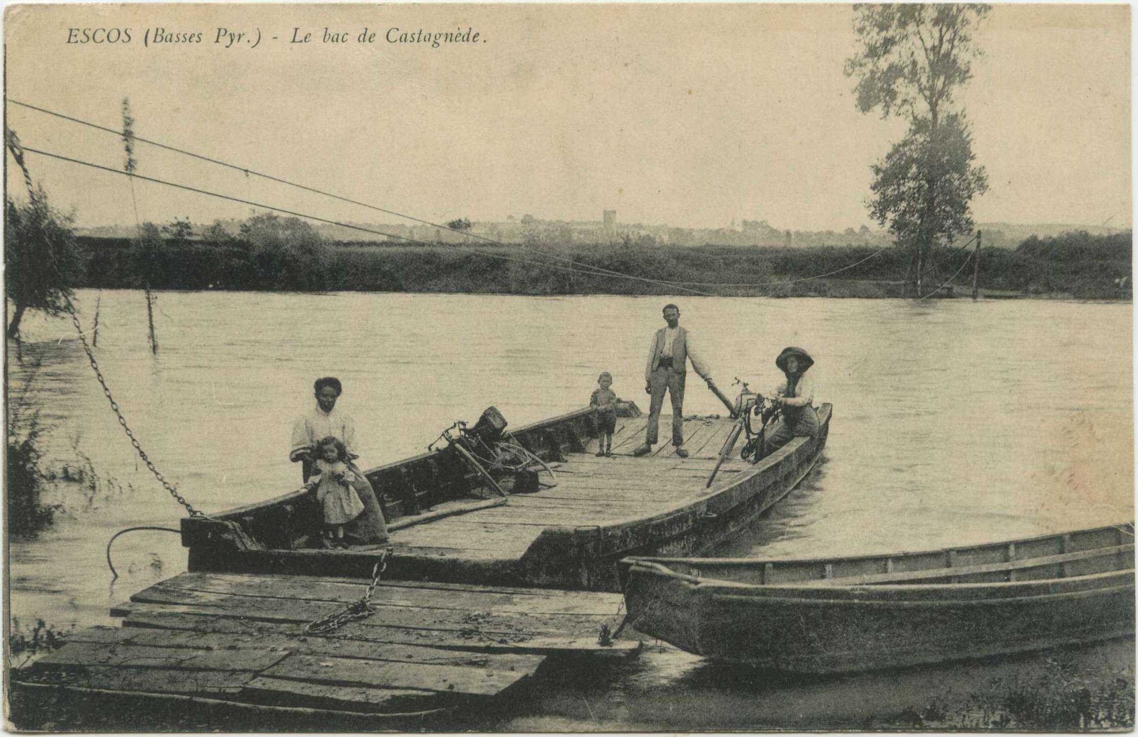 Escos - Le bac de Castagn&egrave;de.