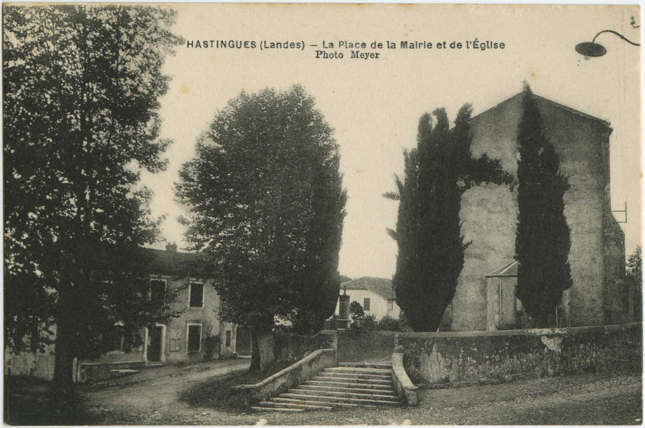 Hastingues - La Place de la Mairie et de l'Église