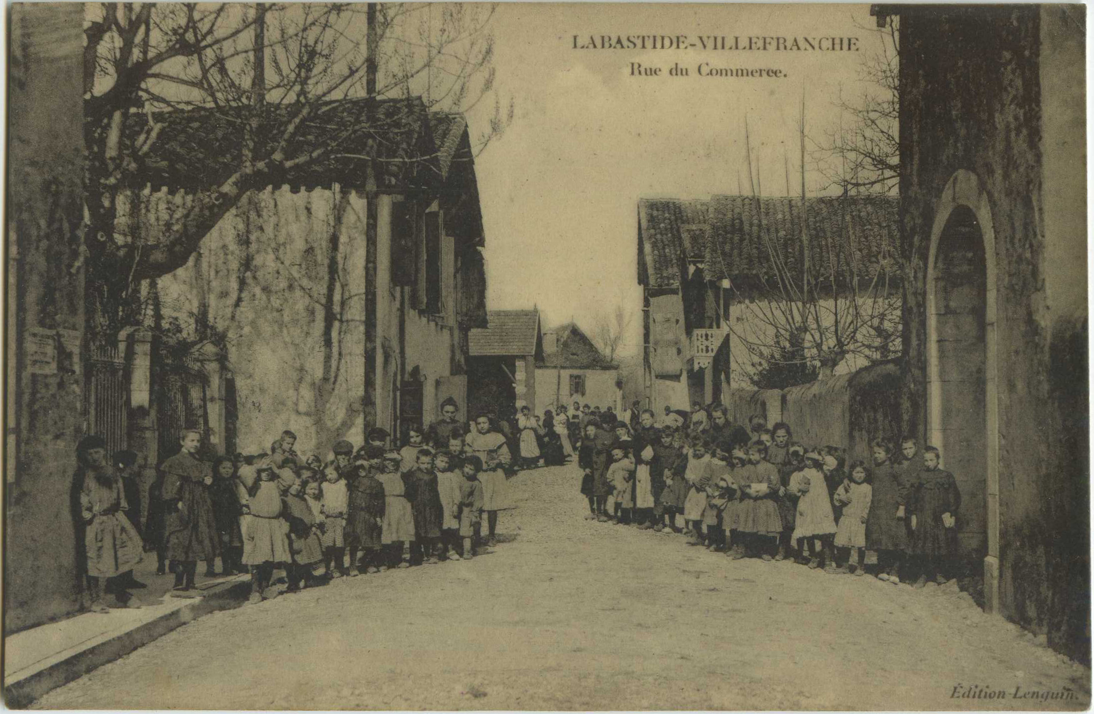 Labastide-Villefranche - Rue du Commerce.