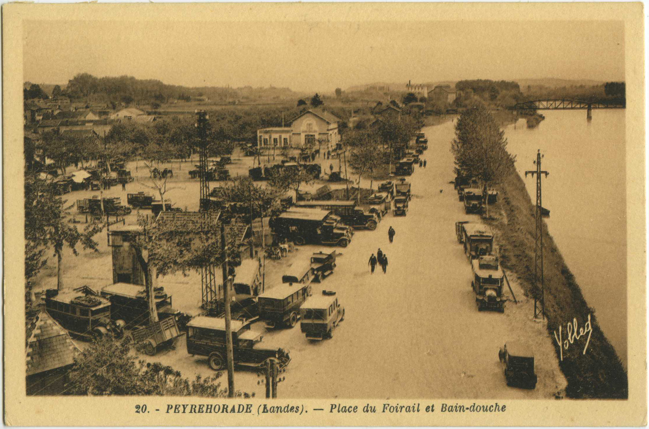 Peyrehorade - Place du Foirail et Bain-douche