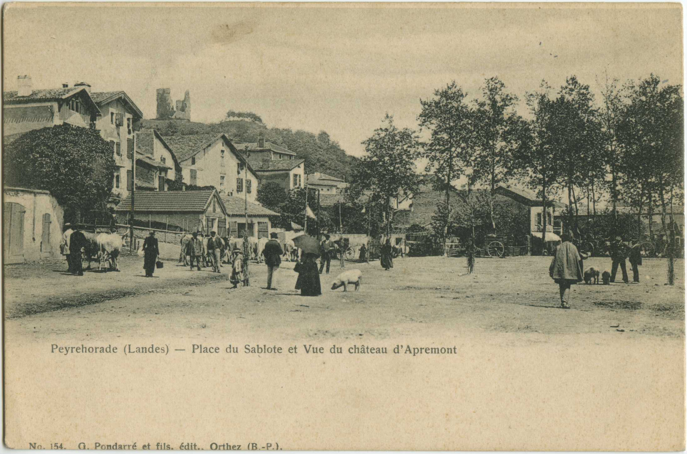 Peyrehorade - Place du Sablote et Vue du château d'Apremont