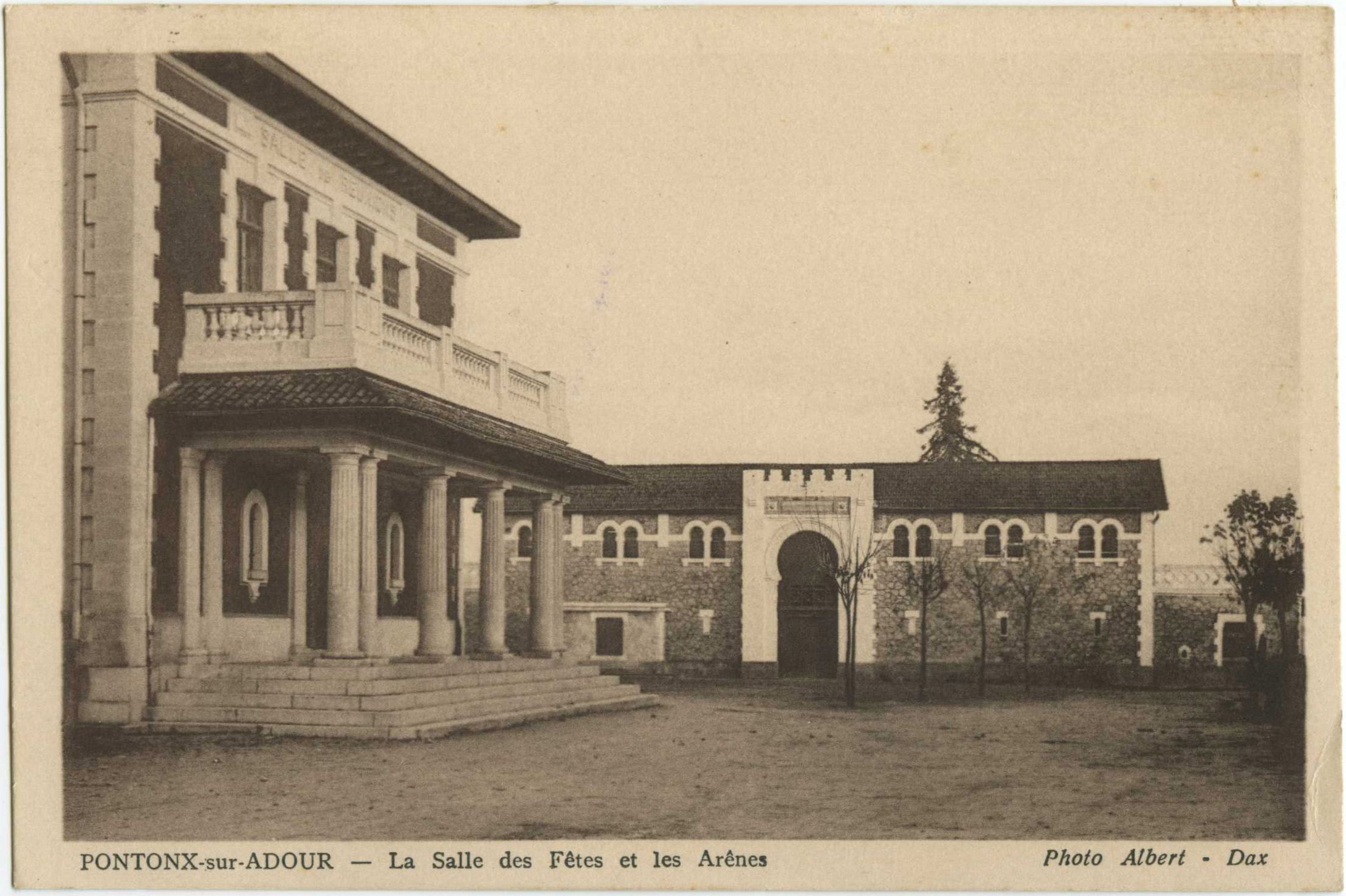 Pontonx-sur-l'Adour - La Salle des Fêtes et les Arênes