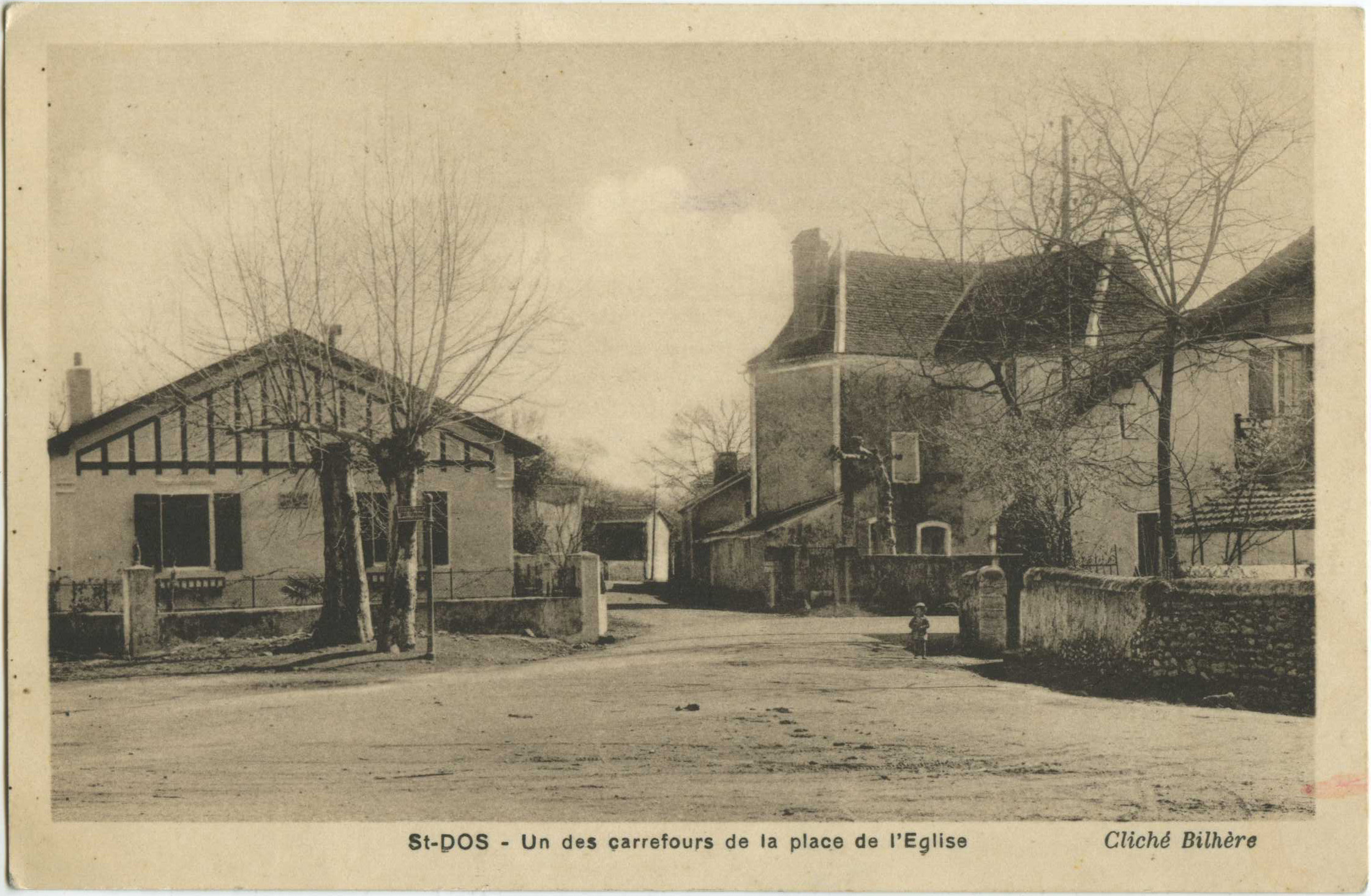 Saint-Dos - Un des carrefours de la place de l'Eglise