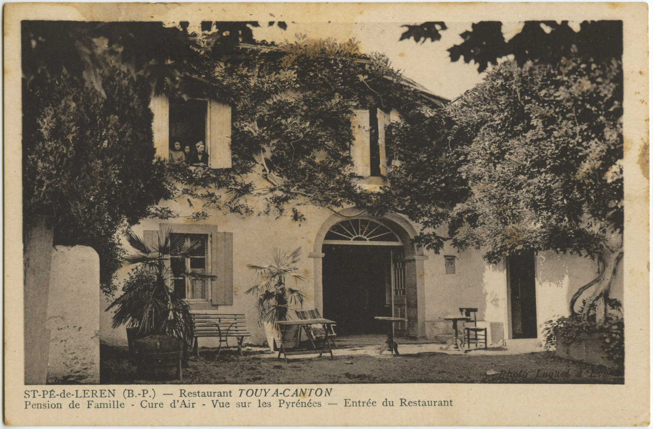 Saint-Pé-de-Léren - Restaurant TOUYA-CANTON - Pension de Famille - Cure d'Air - Vue sur les Pyrénées - Entrée du Restaurant