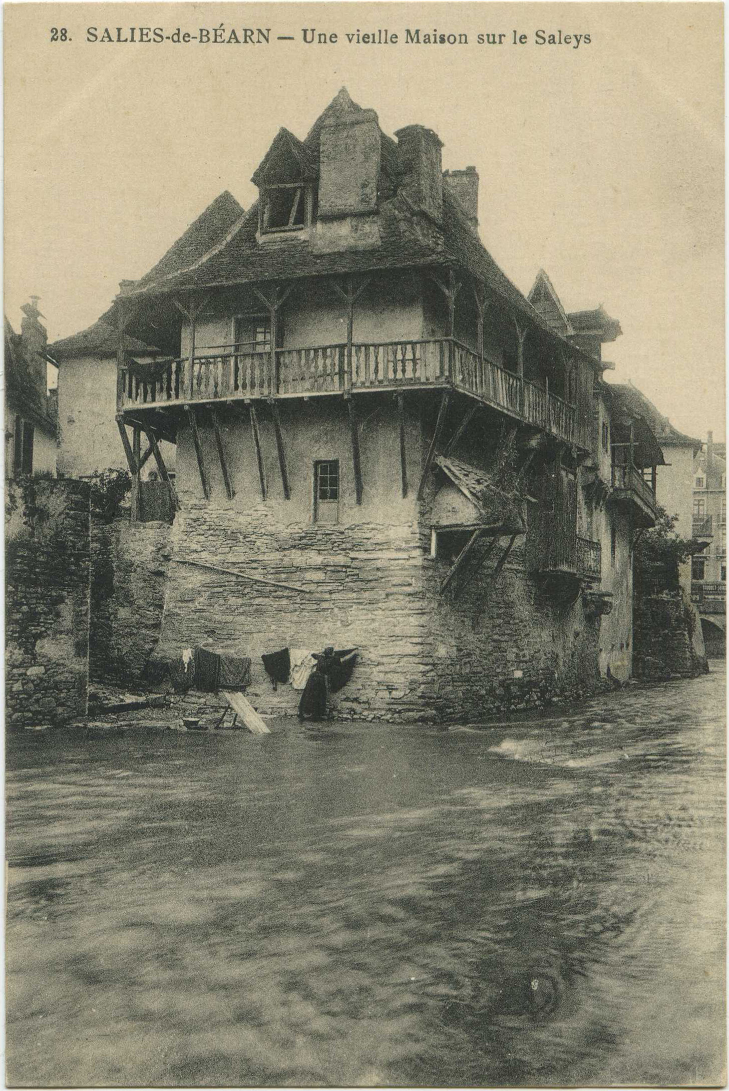 Salies-de-Béarn - Une vieille Maison sur le Saleys