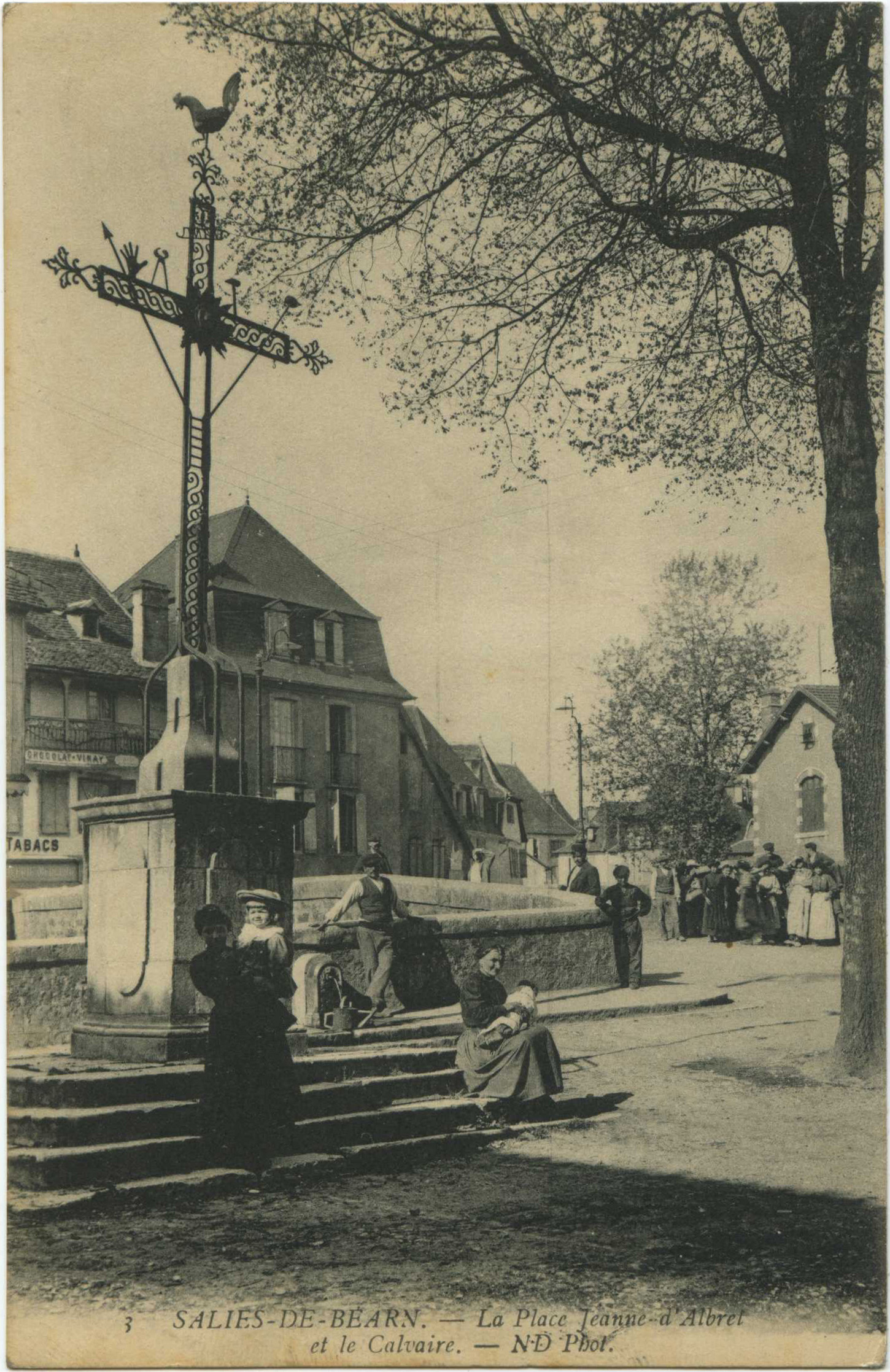 Salies-de-Béarn - La Place Jeanne d'Albret et le Calvaire