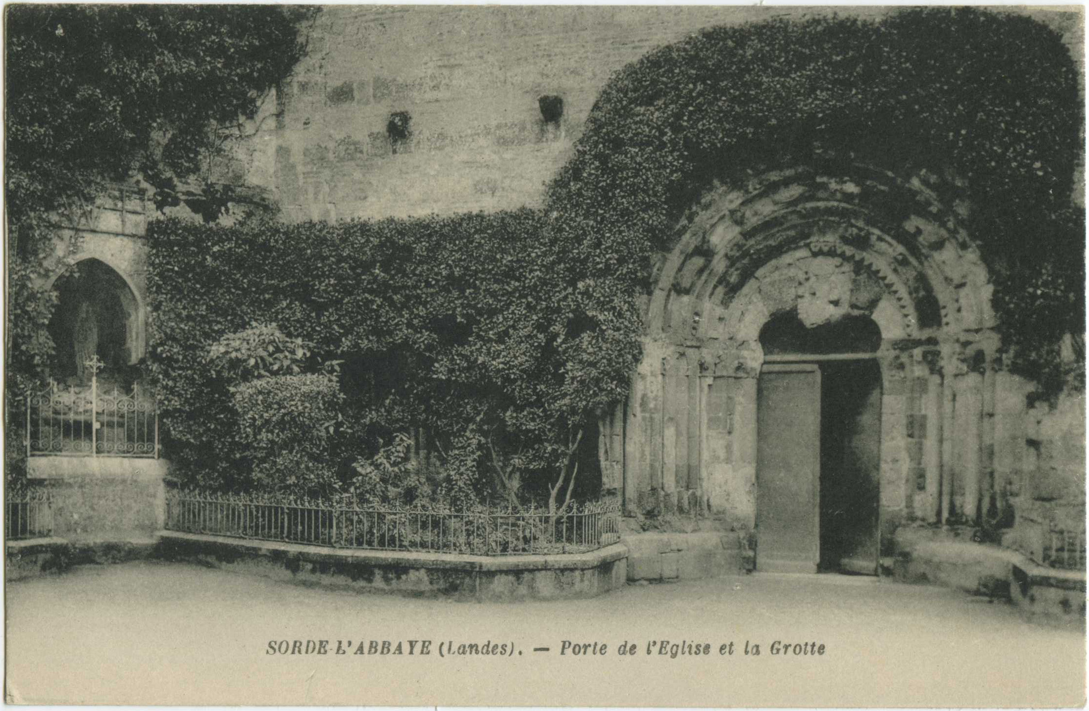 Sorde-l'Abbaye - Porte de l'Eglise et la Grotte