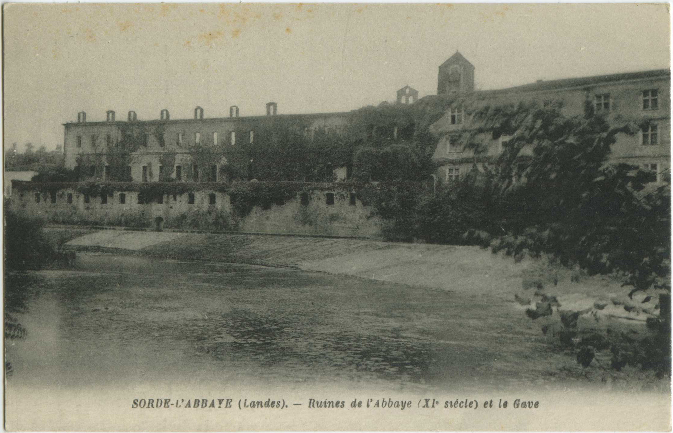 Sorde-l'Abbaye - Ruines de l'Abbaye (XI<sup>e</sup> siècle) et le Gave