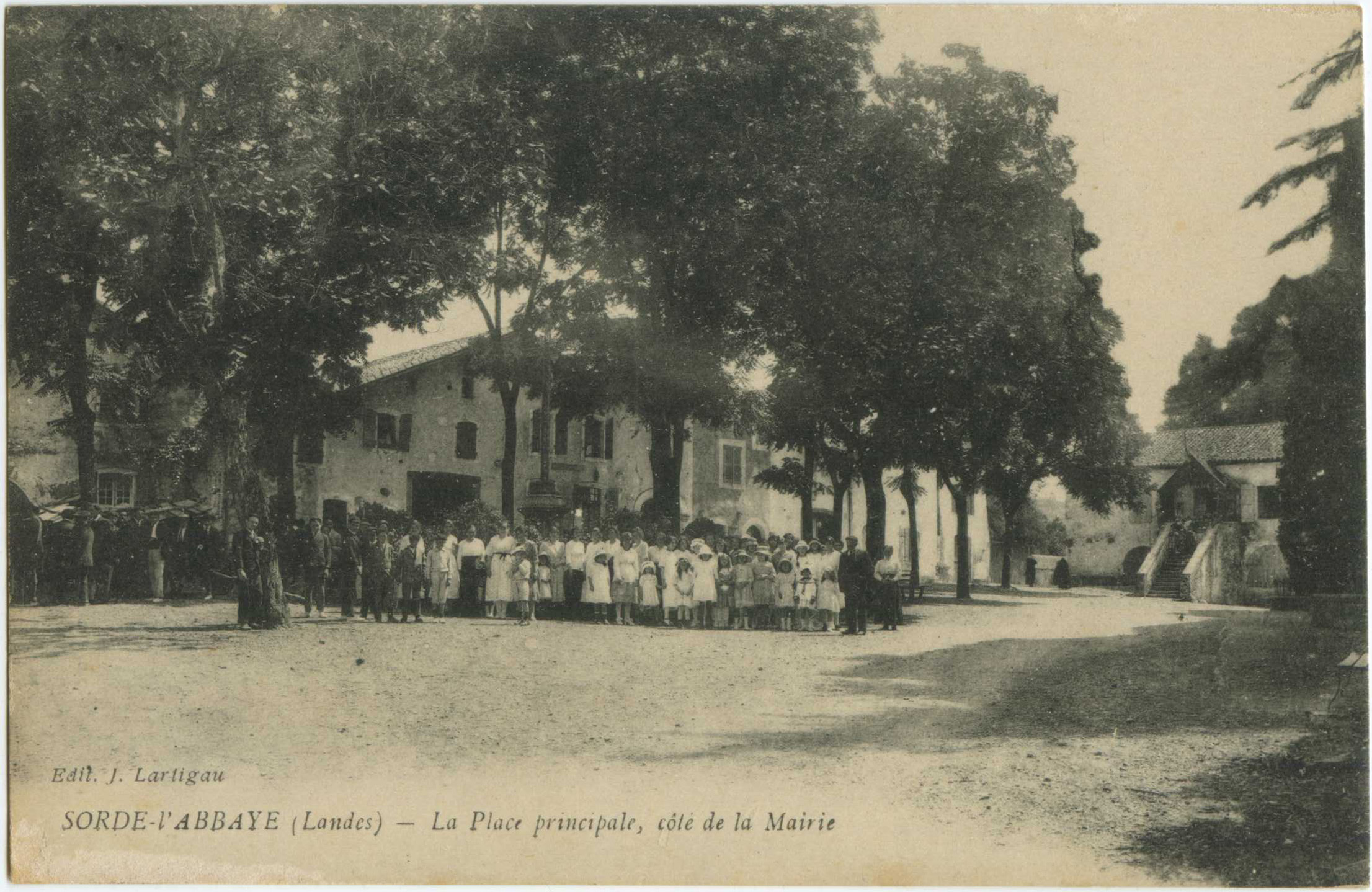 Sorde-l'Abbaye - La Place principale, côté de la Mairie