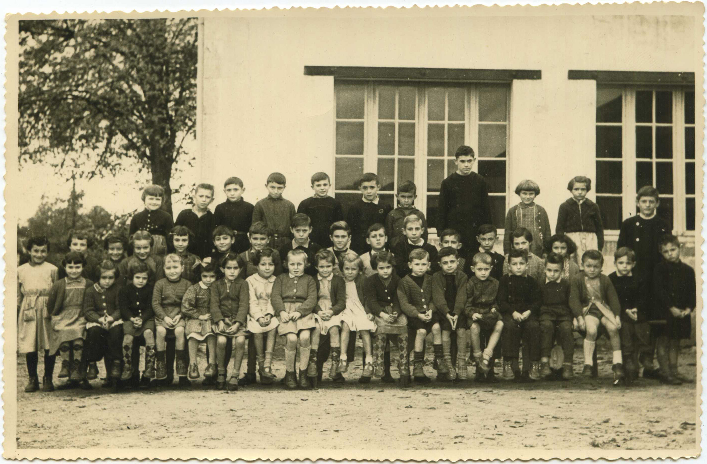 Téthieu - Ecole communale - photo de classe ( peut-être 1956-1957 )