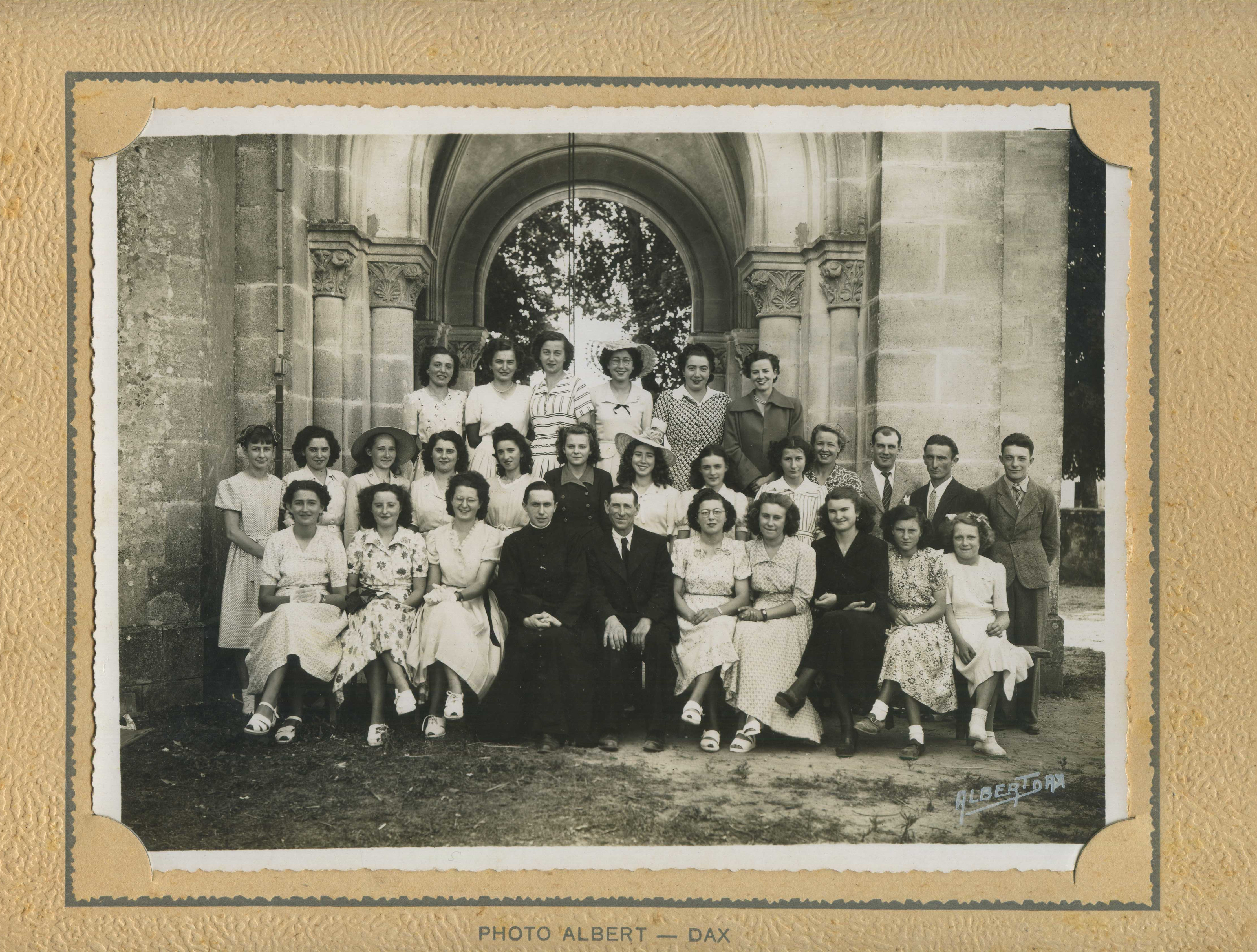 T&eacute;thieu - Photo de groupe devant l'entr&eacute;e de l'&eacute;glise (24/07/1949)
